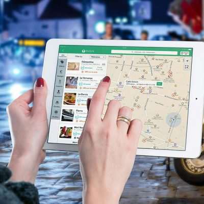 Tablet mit Karten-App Hände halten ein Tablet mit Stadtplan-App