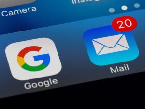 E-Mail auf dem Smartphone Smartphone mit Google- und Mail-App mit ungelesenen Nachrichten