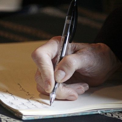 Digitale Vorsorge schriftlich festhalten Hand schreibt mit Füller auf Papier, Symbolbild Vorsorge und Testament